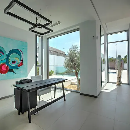 Christal Pool & Sea View *